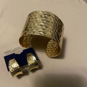 Cuffed bracelet and matching earrings